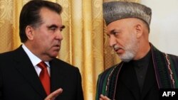 Тәжікстан мен Ауғанстан президенттері Эмомали Рахмон мен Хамид Карзайдың кездесуі. Кабул, 25 қазан 2010 жыл.