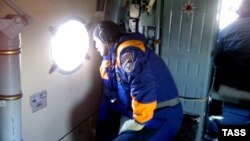 Halas ediji “Robinson-44” dikuçaryň heläk bolan ýerini synlaýar, Kamçatka, 3-nji maý, 2016.
