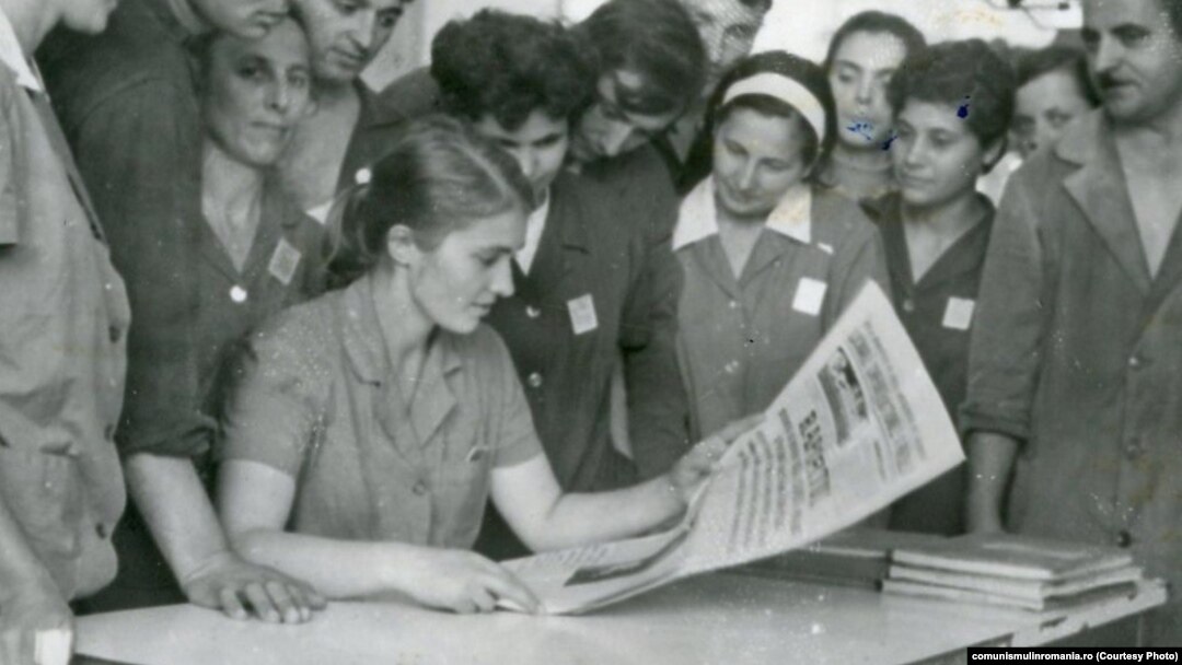 1972. Muncitori de la Fabrica de confecții 8 Martie din Piatra Neamț, citind raportul la Conferința Națională a partidului comunist. Sursa: comunismulinromania.ro (MNIR)
