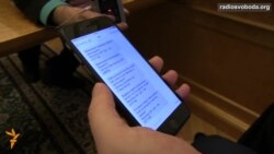 Кернес показує SMS-повідомлення з погрозами на свою адресу