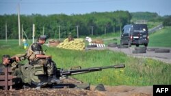 Украинские солдаты стоят на блок-посте под Краматорском. 15 мая 2014 года.
