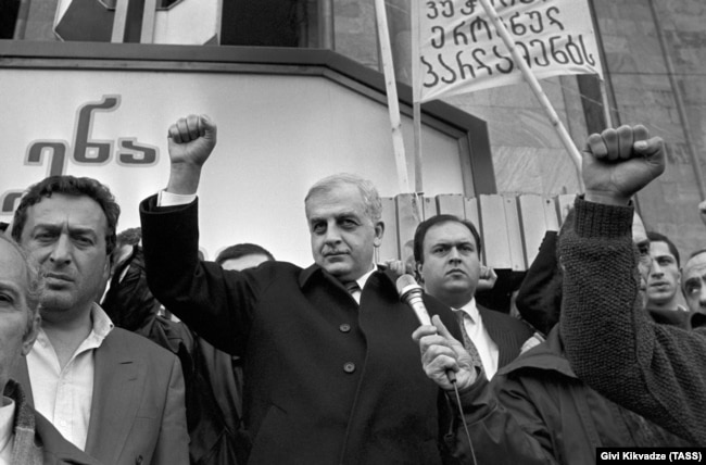 Звиад Гамсахурдия на митинге у Дома правительства, 28 марта 1991 года