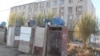 Туалеты во дворе многоэтажного жилого дома в Кызылорде. 