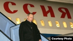 Чиновники не хотят отпускать Владимира Путина с поста президента России