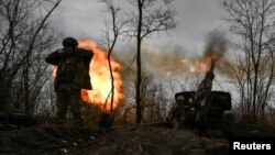 Ushtarët ukrainas duke sulmuar me obus pozicionet ruse në rajonin e Zaporizhjës më 5 janar 2023.
