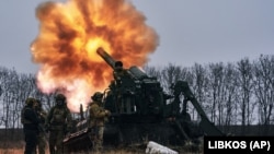 Українські військові ведуть вогонь із САУ «Піон» по російських позиціях біля Бахмуту. Донецька область, 16 грудня 2022 року