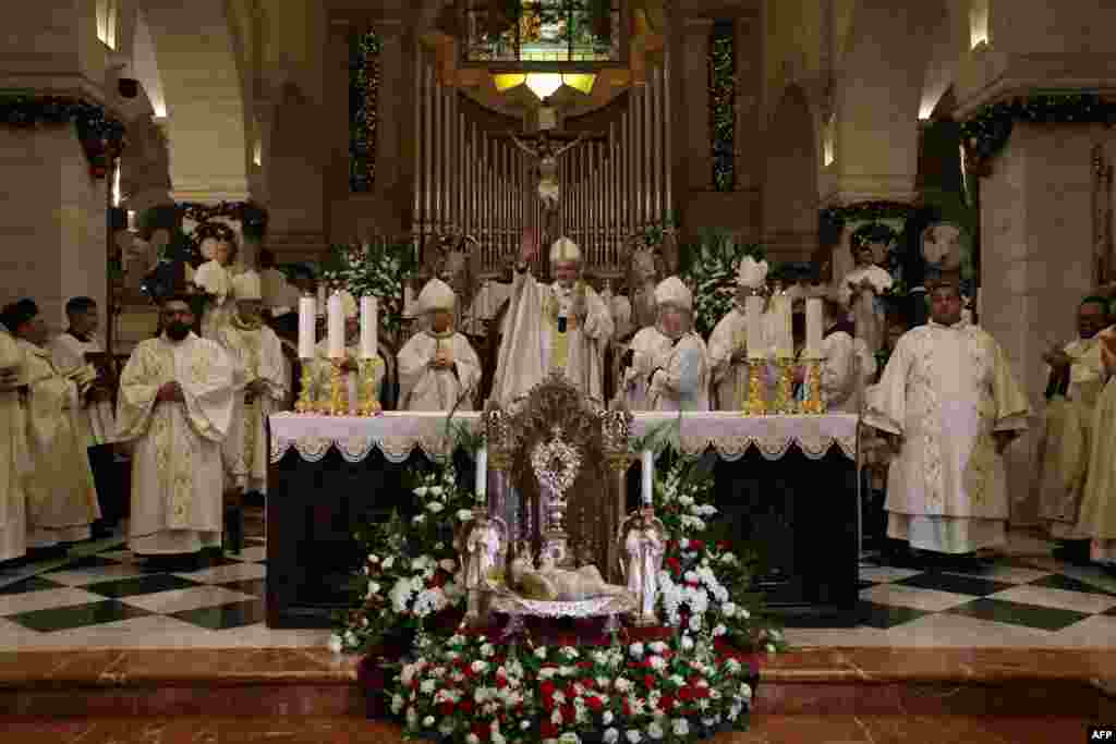 Patriarku në detyrë i Jeruzalemit, Pierbattista Pizzaballa, drejton meshën e mesnatës së Krishtlindjes në Kishën e Shën Katerinës, në Kishën e lindjes së Krishtit në Betlehem, në Bregun Perëndimor të pushtuar nga Izraeli. 25 dhjetor 2022.