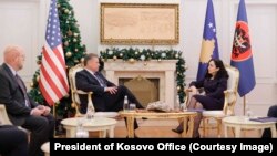 Presidentja e Kosovës, Vjosa Osmani, gjatë takimit me të dërguarin e posaçëm amerikan për Ballkanin Perëndimor, Gabriel Escobar. 12 dhjetor 2022.