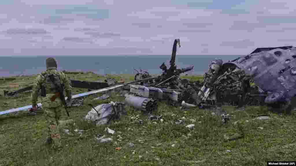 Разрушенный вертолет на Змеином острове. На видео, снятом в мае, запечатлен вертолет Ми-8, оснащенный ракетными блоками, похожими на те, что показаны здесь, который был уничтожен в результате мощного взрыва, когда российские военные&nbsp; собрались на земле под ним.