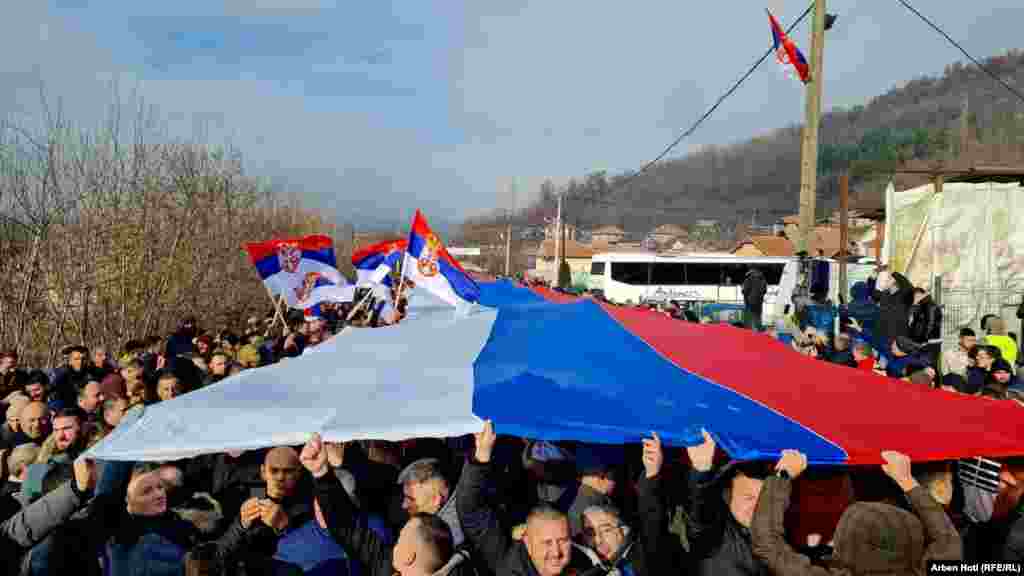 Protestuesit në Rudarë duke mbajtur një flamur serb me përmasa të mëdha.&nbsp;