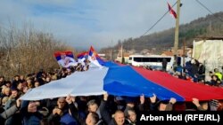 Srpska zastava razvijena na protestu