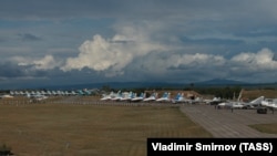 Российские военные самолеты на территории аэропорта Бельбек. Крым, 2016 год
