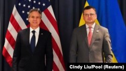 Держсекретар США Ентоні Блінкен (л) і міністр закордонних справ України Дмитро Кулеба