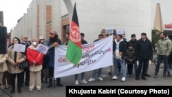 تعدادی از زنان و مردان افغان که در جرمنی در اعتراض به سیاست های طالبان گردهمایی بر پا کرده اند
