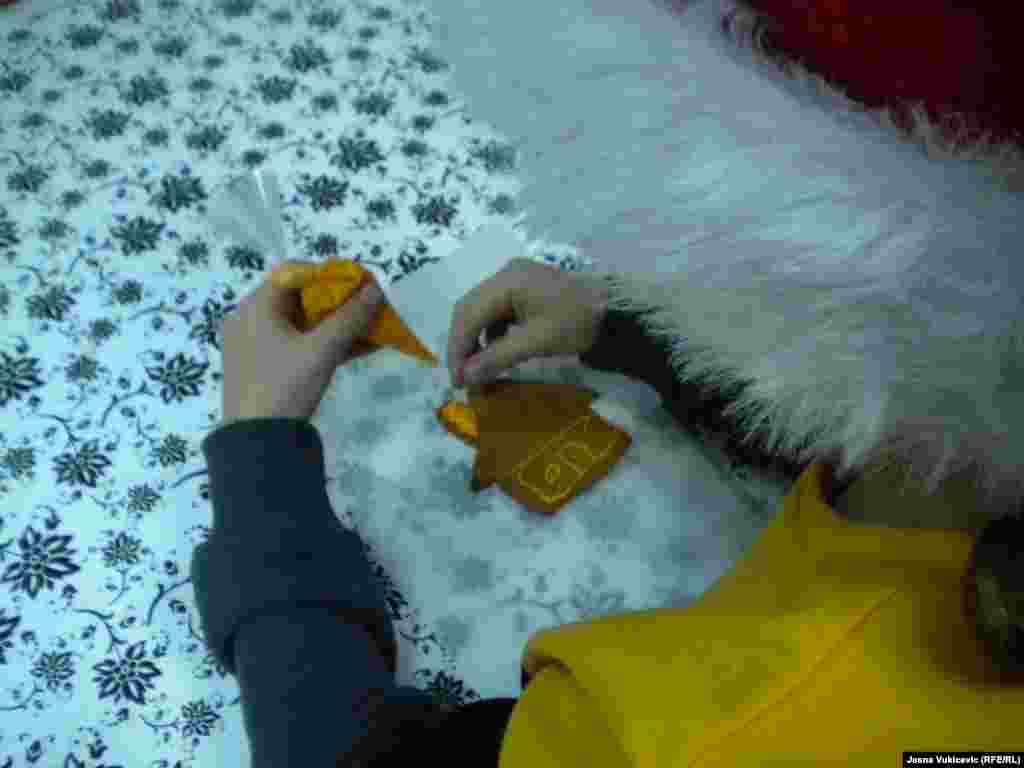 Sa svojim drugarima u eduko centru Iriy, Jegor ovih dana priprema novogodišnje medenjake, čestitke i ukrase za jelke.