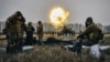 Украинские солдаты ведут огонь из артсистемы «Пион» по российским позициям возле Бахмута, Донецкая область, 16 декабря 2022 года