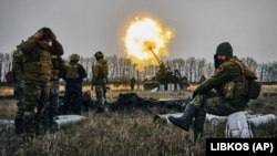 Украинские солдаты ведут огонь из артсистемы «Пион» по российским позициям возле Бахмута, Донецкая область, 16 декабря 2022 года