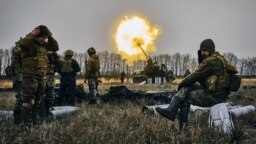 Ukraina jauıngerleri Bahmut mañında Resey äskerin "Pion" artilleriya qaruımen atqılap jatır. Donec oblısı, Ukraina, 16 jeltoqsan 2022 jıl