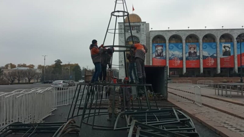 Бишкек: Жаңы жылдык балаты орнотула баштады