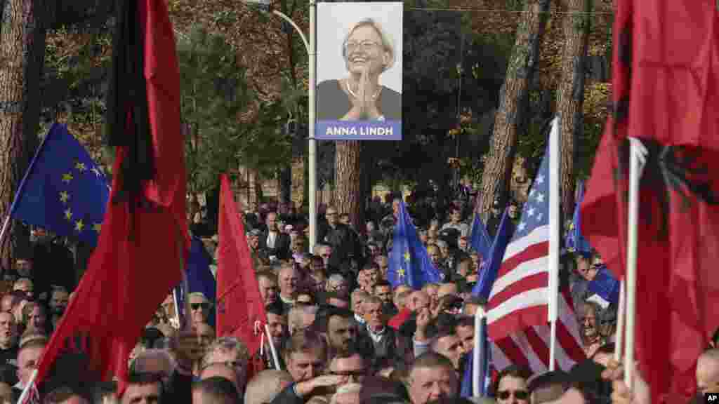 Sali Berisha, lider i Partisë Demokratike të qendrës së djathtë të opozitës shqiptare, 78-vjeçar është sulmuar gjatë protestës kur një burrë doli nga turma dhe e goditi me grusht në fytyrë.