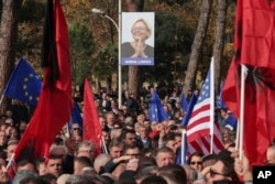 Mii de oameni au ieșit în stradă în Tirana pentru a protesta împotriva corupției guvernului, în același timp în care liderii europeni se întâlneau să dezbată viitorul Balcanilor de Vest în UE.