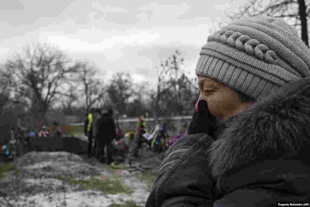 Tamila Pyhyda cries during the exhumation of her husband, Serhii Pyhyda, who was killed by Russian forces in the recently retaken town of Vysokopillya, Ukraine, on December 5.