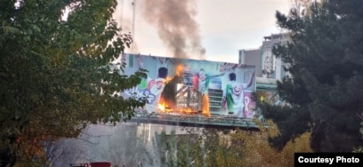 Protestuesit në Iran kanë djegur banerin e vendosur për kombëtaren e tyre në futboll.