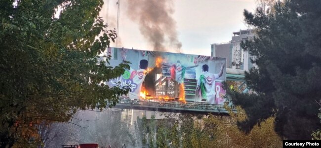 Protestuesit në Iran kanë djegur banerin e vendosur për kombëtaren e tyre në futboll.