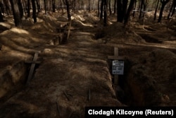 Масові захоронення жертв окупації в Ізюмі Харківської області, виявлені після звільнення міста восени 2022 року