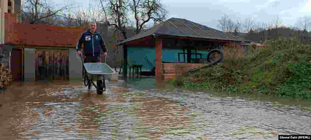 Voda u Kulen Vakufu je poplavila i pomoćne objekte. &nbsp;