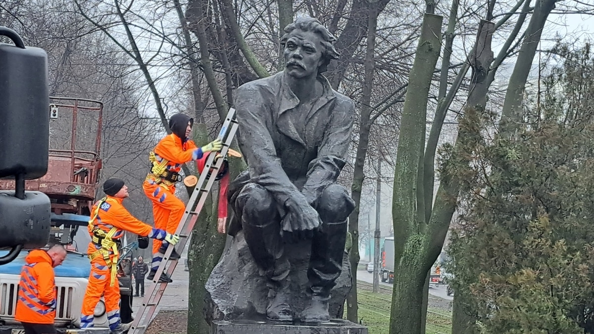 У Дніпрі демонтували пам’ятники Горькому і Чкалову – фото