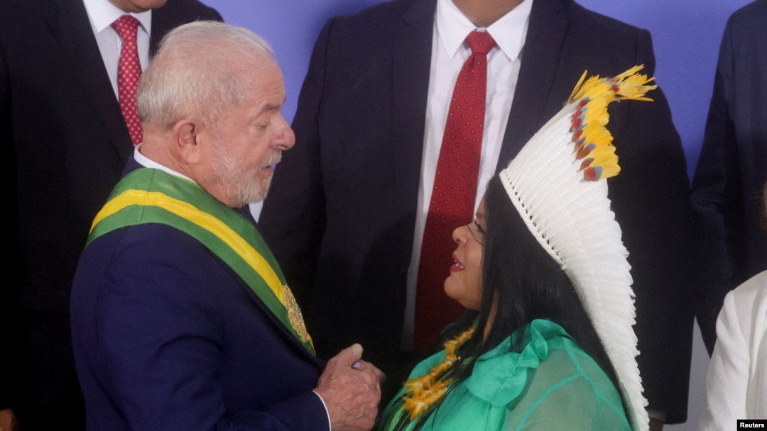 În cadrul ceremoniei de învestire a președintelui Braziliei, Lula da Silva a fost acompaniat pe scenă de o persoană indigenă, o femeie de culoare, un bărbat cu dizabilități, un copil și un muncitor dintr-o fabrică. 