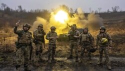 Militari ucraineni de pe frontul din Harkov pozează pentru o fotografie în timpul Ajunului Crăciunului, pe 24 decembrie 2022. Rușii au tras atunci cu rachete în toată Ucraina. 