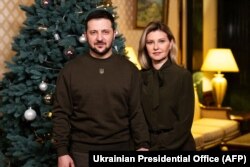 Volodimir Zelenski și soția sa, Olena, în timpul discursului de Anul Nou adresat poporului ucrainean. Fotografie difuzată de biroul prezidențial pe 31 decembrie 2022.