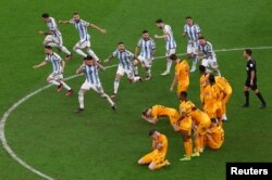Аргентина құрамасы жартылай финалға шыққанына қуанып, Нидерланд ойыншылары жеңілгеніне өкінген сәт. 9 желтоқсан 2022 жыл.