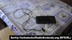 Ті самі телефон і навушники, завдяки яким Інга слухала в окупації програми Радіо Донбас.Реалії
