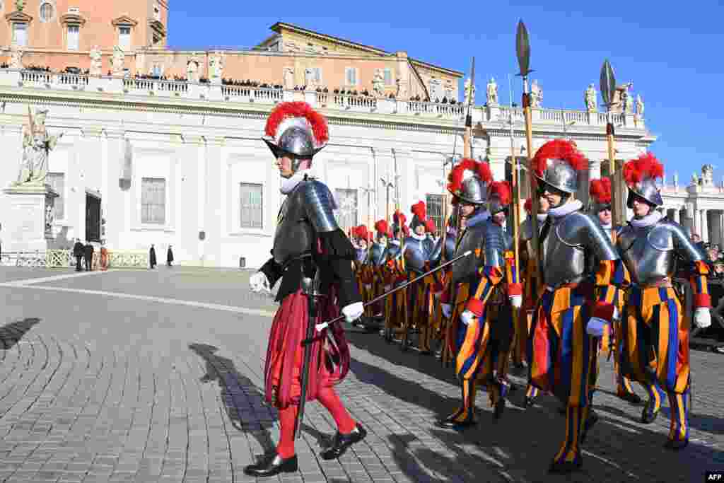 Rojet zvicerane marshojnë në radhë përpara se Papa Françesku të japë bekimin e tij të Krishtlindjeve &quot;Urbi et Orbi&quot; në sheshin e Shën Pjetrit në Vatikan. 25 dhjetor 2022.