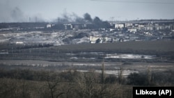 Ілюстраційне фото. Дим піднімається від обстрілів прифронтового міста Соледару, Донеччина, 5 січня 2023 року