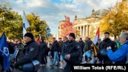 Az AfD tagjai és támogatói Berlinben, a Bundestag, a német szövetségi parlament előtt vonulnak 2022. december 27-én
