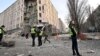Mentők és rendőrök dolgoznak egy szállodánál, amelyet részben megsemmisített egy orosz rakétacsapás Kijev központjában 2022. december 31-én. Az orosz támadások Ukrajna több régióját célozták, köztük a fővárost, ahol a támadásoknak halálos áldozata és sebesültjei is vannak