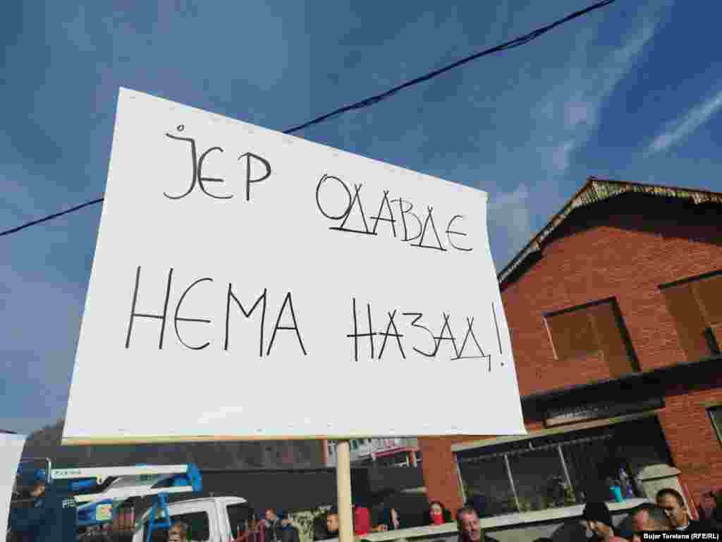 Një nga pankartat e protestuesve serbë në Rudarë, &quot;Nga këtu nuk ka kthim prapa!&quot;.&nbsp;