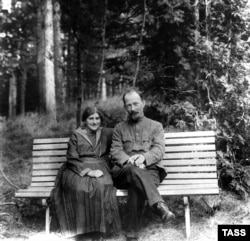 Феликс Дзержински със съпругата си София в провинцията край Москва през 1923 г.