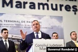 Premierul Nicolae Ciucă a fost prezent la un eveniment dedicat Aeroportului Internațional Maramureș, 18 noiembrie 2022. În plan secund, președintele CJ Maramureș, Ionel Bogdan (PNL).