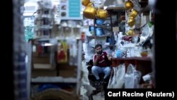 Čovjek u prodavnici u Dohi, uoči Svjetskog prvenstva u Kataru, 19. novembar 2022. 