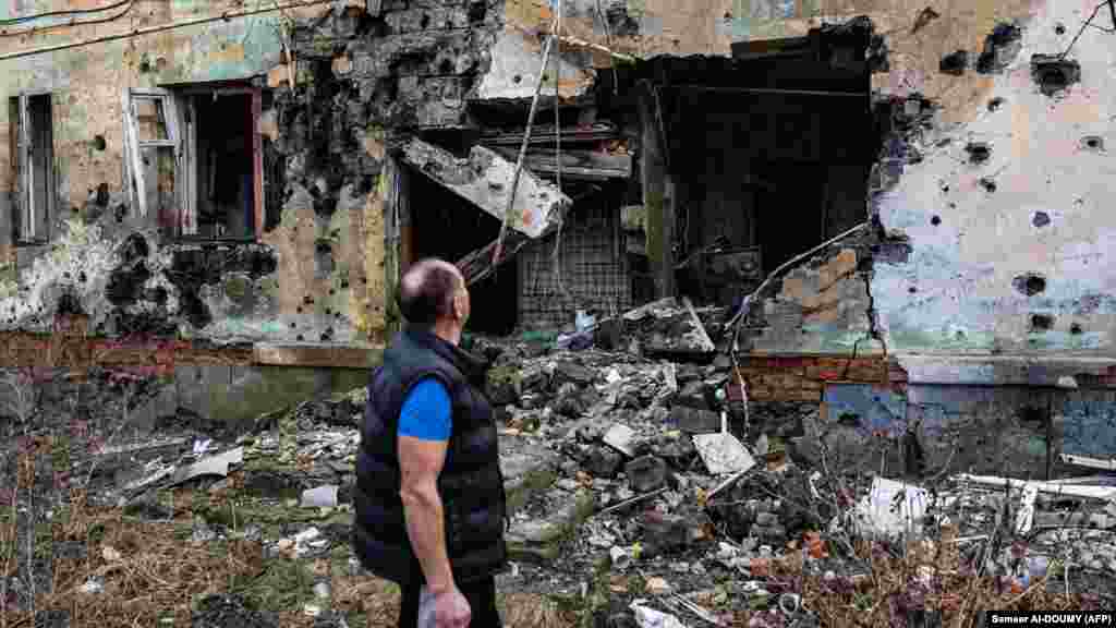 A hatvanéves Andrij Plesan a kelet-ukrajnai Izjumban a pincében élte túl a pusztítást. A hetven négyzetméteres pince, ahol továbbra is élni kényszerül, már a második világháború alatt is menedékként szolgált
