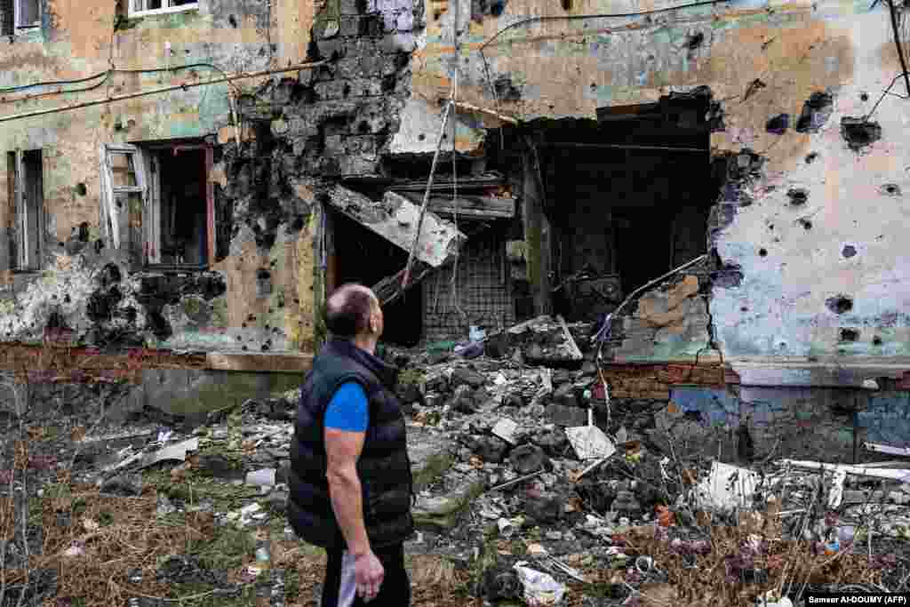 Andrij Plešan (60) posmatra jednu od ratom uništenih zgrada blizu&nbsp;svog podruma u Izjumu, na istoku Ukrajine, 2. januara 2023. Podrum od 70 kvadratnih metara u kojem danas živi je i u Drugom svjetskom ratu poslužio kao utočište.