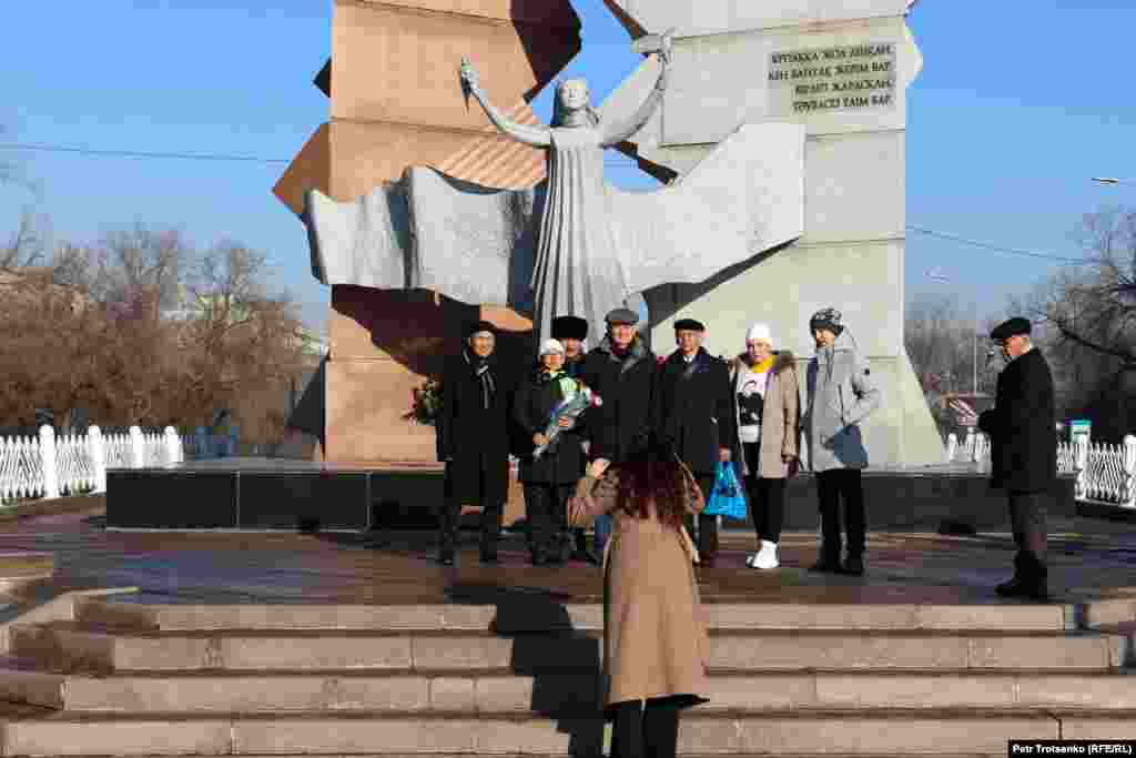 Параллельно цветы возлагали у монумента&nbsp;&laquo;Тәуелсіздік таңы&raquo;, посвященного Декабрьским событиям 1986 года