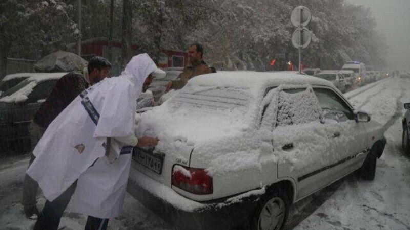 ترافیک سنگین با بارش برف در تهران؛ «خیابان‌ها قفل شده است»
