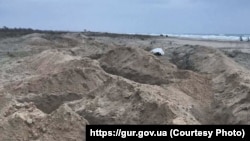 Російські окопи на кримському узбережжі під час повномасштабного вторгнення Росії в Україну, грудень 2022 року