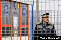 Zona Schengen şi cooperarea între statele membre se întemeiază pe Acordul Schengen, semnat la 14 iunie 1985 între Republica Federală Germania, Franța, Belgia, Luxemburg şi Olanda, privind eliminarea controalelor la frontierele lor comune. România rămâne în afara Schengen deși a aderat la UE în 2007 și a îndeplinit condițiile tehnice din 2011. (Imagine din 2011, de la granița României cu Republica Moldova)